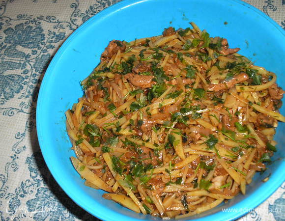 Затем мясо смешивается с картофелем и заправляется еще 1 ст. л. соевого соуса, небольшим количеством уксуса и зеленью. Перец черный и кориандр по вкусу. Можно добавить порезанный соломкой сладкий перец и маслины.
Подается как в холодном, так и в горячем виде.
Приятного аппетита!