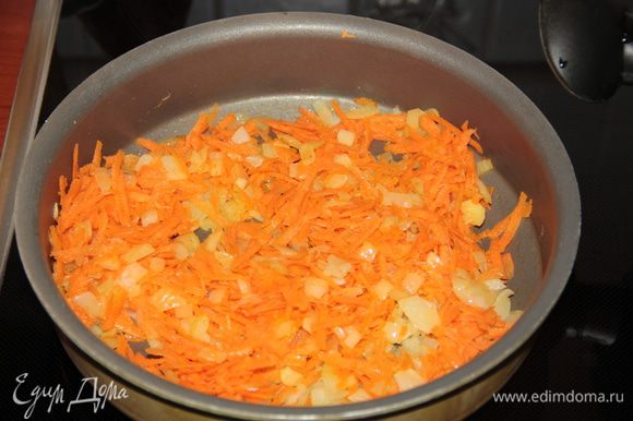 Морковку потереть, лук порезать, все отправить в сковородку поджариваться на небольшом огне.
