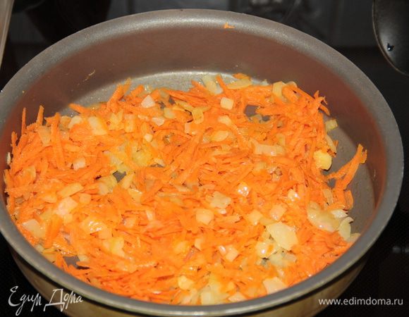 Морковь натрите, лук нарежьте, все отправьте в сковородку поджариваться на небольшом огне.