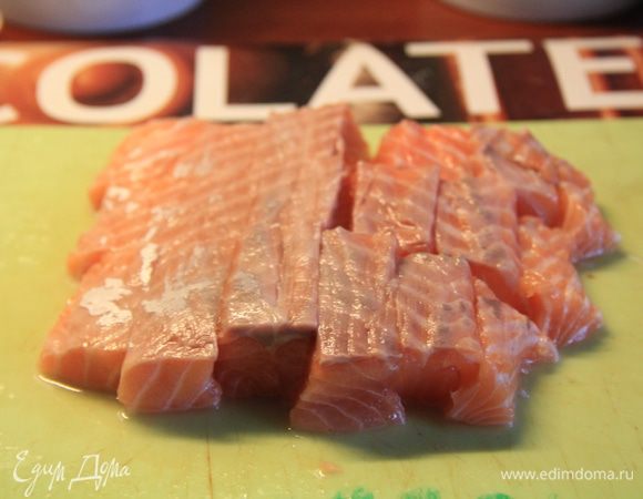 Нарежьте кусочками рыбу, я люблю, когда кусочки крупные, поэтому они у меня такие на фото. Если вода с картошкой уже закипела, отправьте туда рыбу. Огонь убавьте.