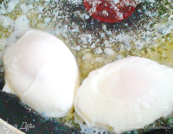 Растопите масло в сковороде. Когда оно начнет пениться, убавьте огонь и  положите в масло яйца.