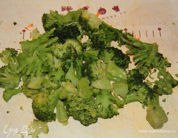 Нарежьте брокколи на кусочки и добавьте в суп. Если она еще замороженная, можно сразу добавить в суп, и уже в супе размять ложкой.