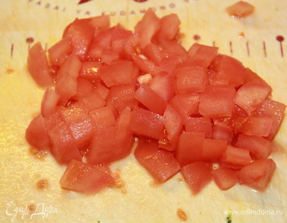 Помидоры обдайте кипятком и снимите шкурку, нарежьте мякоть на кубики, добавьте в суп.