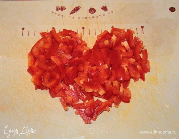 Перец тоже нарежьте небольшими полосками и добавьте в суп.