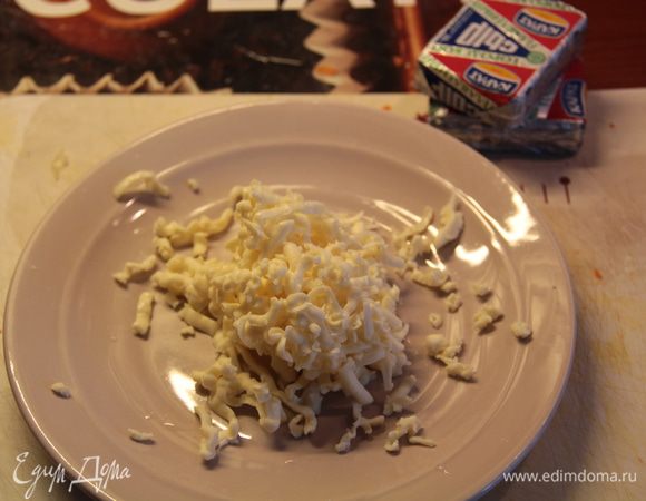 Плавленый сырок натрите на терке, добавьте в суп, туда же влейте 100 мл сливок. Либо вместо сырка можно сразу влить 200 мл сливок.