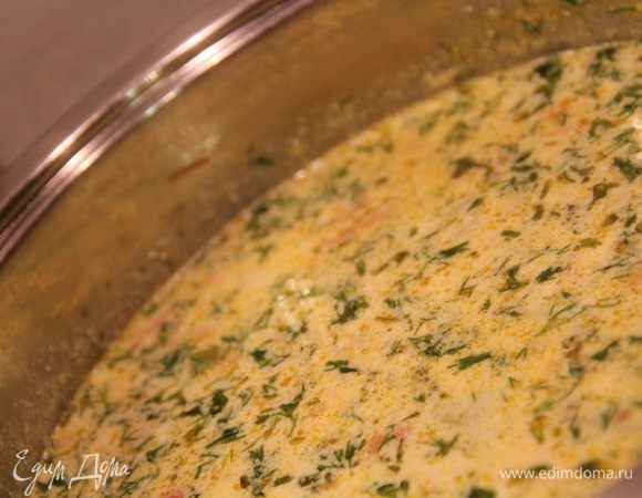 Нарежьте и добавьте в суп зелень, все перемешайте, посолите, поперчите. Суп готов!