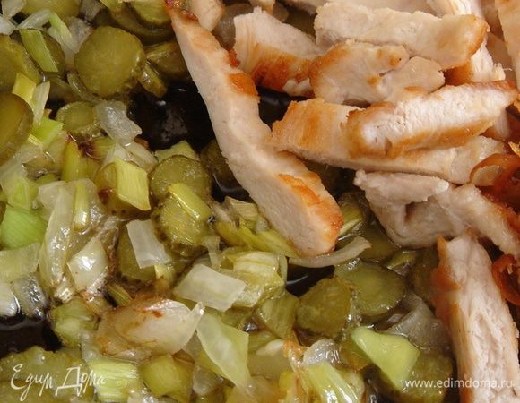 Лук мелко нарезать и обжарить в большой сковороде на растительном масле до мягкости. Добавить нарезанные кружками корнишоны. Грибы по необходимости нарезать и обжарить на сливочном масле. Готовые грибы и кусочки курицы добавить к луку и около 3-5 минут тушить вместе. Посолить и поперчить, добавить листики тимьяна.