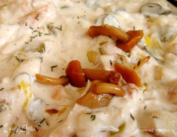 Присыпать луковую смесь мукой, перемешать и дать муке немного прогреться. Добавить сливки и горчицу, перемешать и дать смеси потомиться и загустеть. 