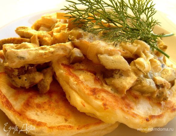 В большой сковороде разогреть растительное масло. Большой ложкой, смоченной в воде, выложить порции теста в растительное масло и жарить на среднем огне до золотистого цвета. Полить оладьи соусом и присыпать зеленью. Приятного аппетита! Это очень вкусно!