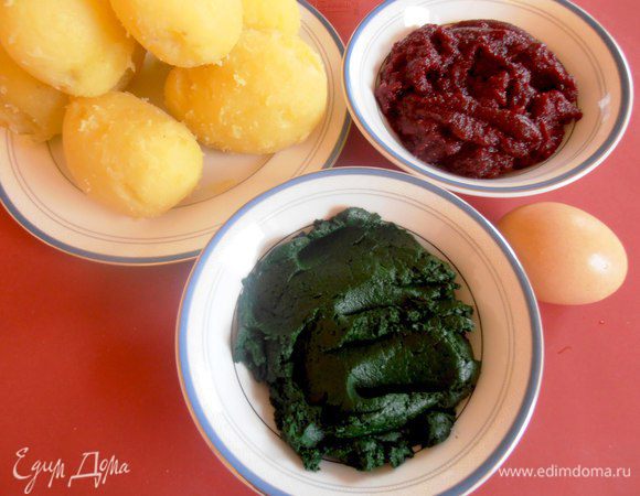 Отварить свеклу или, что ещё лучше, испечь её в духовке. Картофель отварить в мундире. Шпинат (у меня замороженный кубиками) протушить в минимальном количестве воды, откинуть на сито. Свеклу очистить от кожуры и измельчить в блендере. Так же поступить со шпинатом. Свекольное и шпинатное пюре отжать от лишней жидкости. 