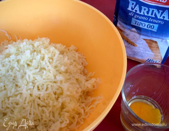 Сваренный картофель ещё в теплом виде очистить и сделать из него пюре, пропустив через специальный пресс или же потолочь. 