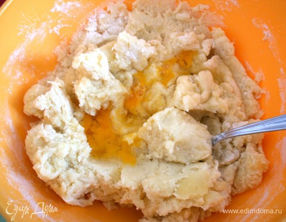 Добавить в картофельное пюре соль, муку и хорошо перемешать. Вбить яйцо и снова хорошо вымешать. 
