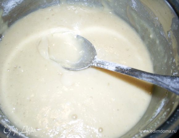 Развести дрожжи в теплом молоке с  сахаром и столовой ложкой муки. Оставить в теплом месте, чтоб дрожжи начали бродить. 