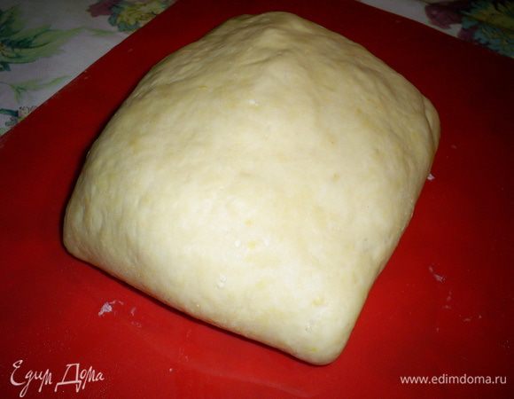 Складываем тесто конвертом, посыпаем мукой и раскатываем от себя. Эту операцию повторяем еще дважды.