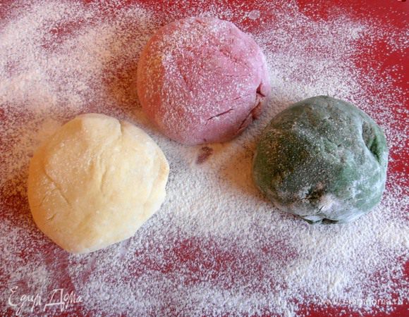 Разделить пюре на 3 части, две поменьше и одну побольше. В две меньшие части добавить шпинатное и свекольное пюре, если нужно добавить ёщё немного муки.  