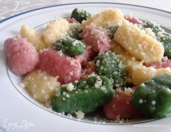 Закипятить воду в объёмной кастрюле, посолить её, опустить ньокки. Помешать их аккуратно деревянной ложкой, чтобы не прилипли ко дну. Ньокки готовы, как только они всплывут на поверхность. Тем временем прогреть на сковороде сливочное масло с 2-3-мя листиками шалфея. Вынуть ньокки шумовкой, выложить на блюдо, полить растопленным сливочным маслом и посыпать натертым сыром.  Приятного аппетита!