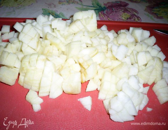 Яблоки чистим, удаляем сердцевину и нарезаем мелкими кубиками. Отправляем их к маковой массе, тщательно перемешиваем.