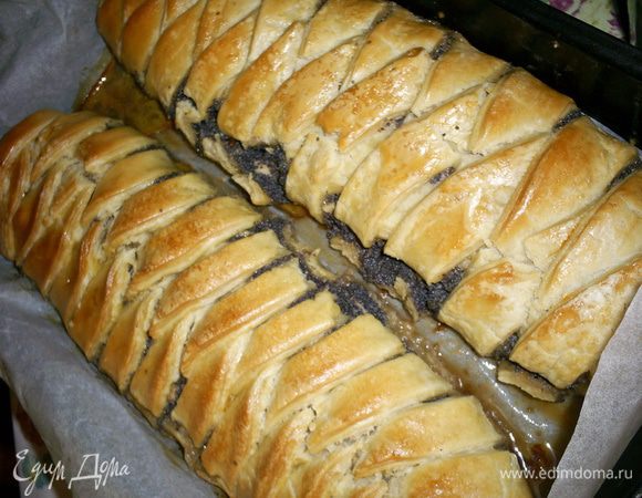 Готовым изделиям даем остыть на противне. Горячие они очень ломкие.