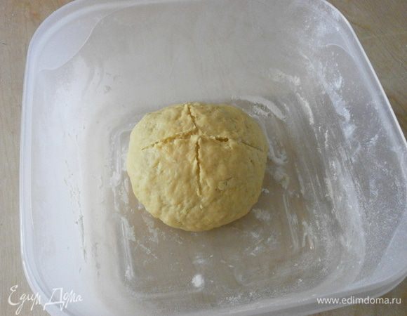 Приготовить опару: Развести дрожжи в 100 мл теплой воды. Добавить 1 чайную ложку сахара и 2 столовые ложки муки. Оставить на минут 15. Опара поднимется до пузырьков.
Смешать воду и молоко. Подогреть и добавить сливочное масло, добавить остальной сахар.
В центр горки из просеянной муки влить молочно-масляную смесь. Добавить готовую опару. Соль. Замесить мягкое тесто. Посуду с тестом накрыть и поставить подходить в тёплое место, пока не увеличится в 2-3 раза.