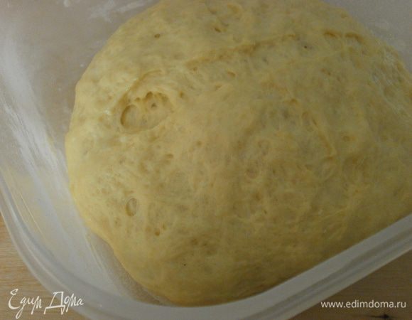 Подошедшее тесто выложить на рабочую поверхность, присыпанную мукой. Раскатать тесто толщиной в 5-7 мм.