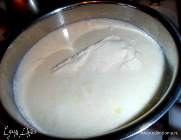 Отправляем весь творог в молоко и снова доводим до кипения.