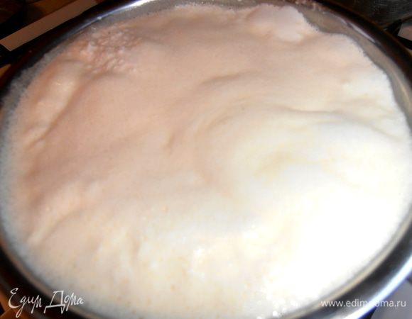 Не отходим от плиты, чтобы не упустить молоко. Вот такая пенка поднимется!