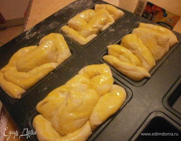 Смешать желток с молоком и смазать "выросшие" булочки. Выпекать при температуре 200 градусов 20 минут до золотистой корочки.