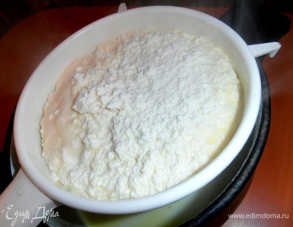 Откидываем всю массу на сито. Дальше - дело вкуса. Если хотите мягкий сыр,то не долго надо держать на сите, а если потверже, то пусть стечет вся жидкость и даже ложкой можно помочь отжать творог.