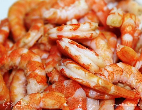 Подготовить креветки: очистить от головы и панциря, а также удалить кишечник (тонкая темная полоска, расположенная по хребту креветки)