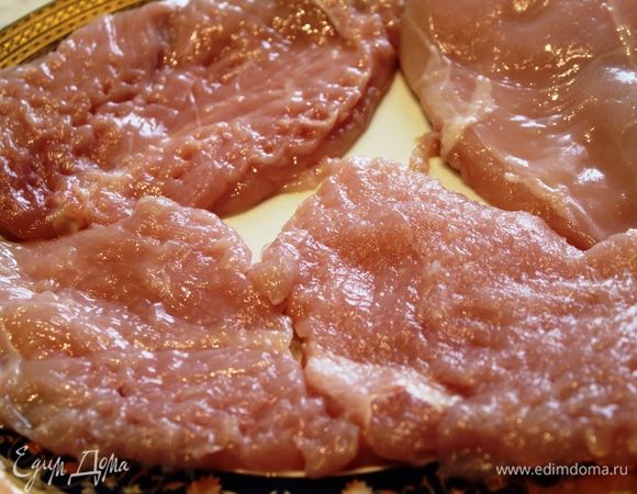 Каждую куриную грудку разделить вдоль на две-три части так, чтобы толщина была одинаковой со всех сторон. Немного отбить (через пищевую пленку)