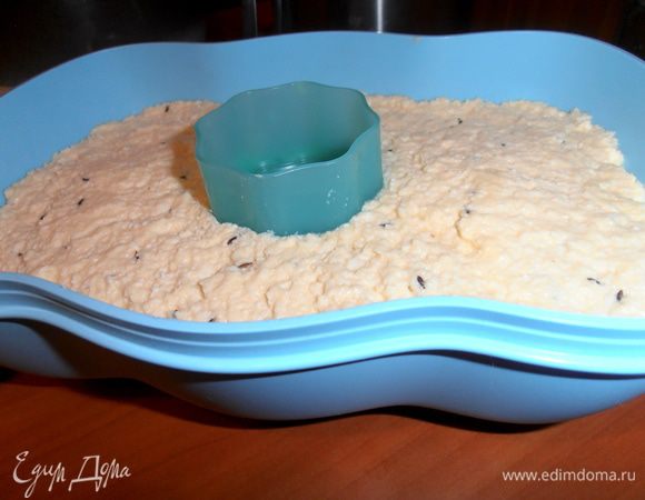 Выкладываем весь состав и разравниваем ложкой.