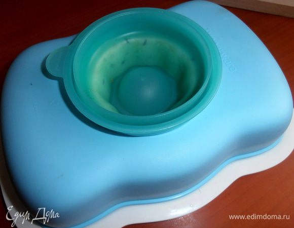 Закрываем крышкой и убираем на ночь в холодильник. Утром переворачиваем крышкой вниз и отделяем сыр от формы.