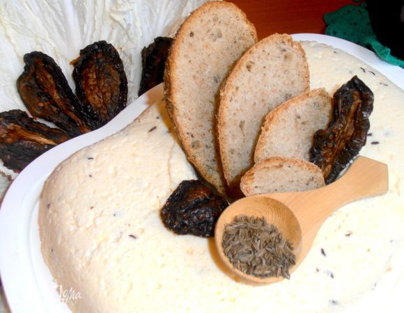 Подаём с хлебом наш нежный жёлтенький сырок и наслаждаемся!