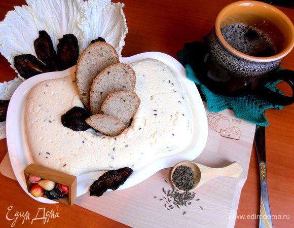 Украсила вялеными томатами. Когда-то я выставляла сыр с кусочками томатов - тоже отличная закуска получалась! http://www.edimdoma.ru/retsepty/47238-zakuska-raznotsvetnyy-syr-gotovim-s-homequeen