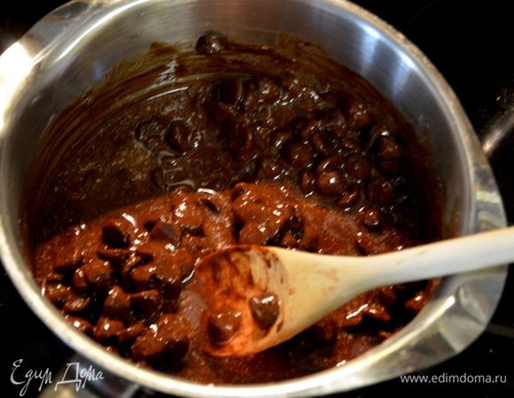 На медленном огне  растопить сливочное масло, добавить 1 стакан шоколадных чипсов, как шоколад разойдется после помешивания, снять с огня.