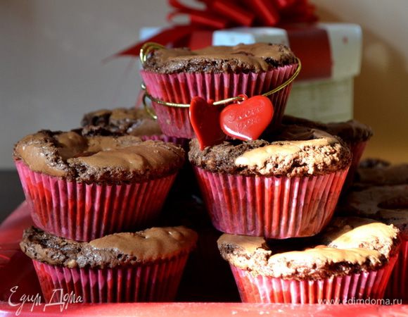 Достанем готовые капкейки и дадим им остыть 10 мин. на решетке.
Сверху готовых капкейков можно припылить сахарной пудрой иди полить шоколадной  или сахарной глазурью.
Приятного аппетита и праздника влюбленных!!!