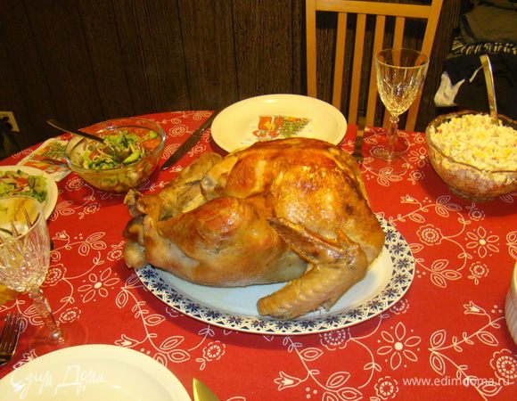 1.Индейку промыть, просушить салфетками
2.смешать специи и обмазать ими птичку со всех сторон и внутри. Я солила снутри больше, и добавила немного оливкового масла.
Оставить причку мариноваться на ночь.
3. Масло сливочное комнатной температуры, т.е. чуть мягкое, засунуть аккуратно под кожу, главное ее не порвать. И щедро смазать внутри.
Ножки птички сложить и перевезать, чтобы сок не вытекал.
4. Поместить индейку в пакет для запекания, я выпекала на спинке, грудкой к верху. В самую толстую часть я воткнула термометр, чтобы отслеживать температуру готовности инейки. Но в среднем выпекалась она часов 6 при 140 градусах. На решетке! Вниз я ставила глубокий протвень с водой.