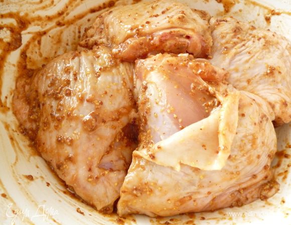 Подготовить бедрышки.Они должны быть с целой кожей.Смешать все ингридиенты для маринада и хорошо натереть бедрышки этой смесью.Под кожей тоже.Закрыть посуду крышкой и поставить на 1 час в холодильник.