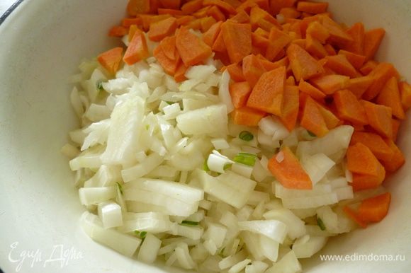 Лук нарезать кубиком и морковь кусочками.