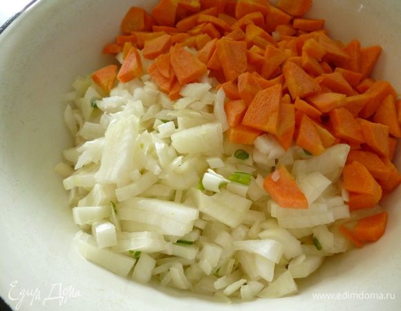 Лук нарезать кубиком и морковь кусочками.