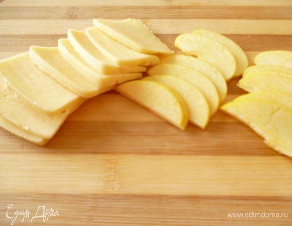 Сыр нарезать ломтиками и яблоко  дольками толщиной 2-3 мм.Сбрызнуть яблоки лимонным соком.Хорошо подойдет антоновка.