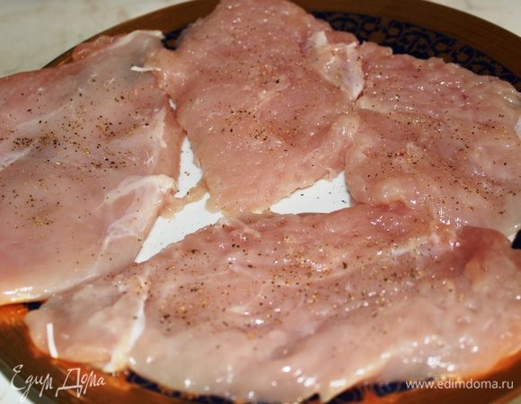 Поперчить и посолить...пусть постоит....в это время приготовить грибной соус.