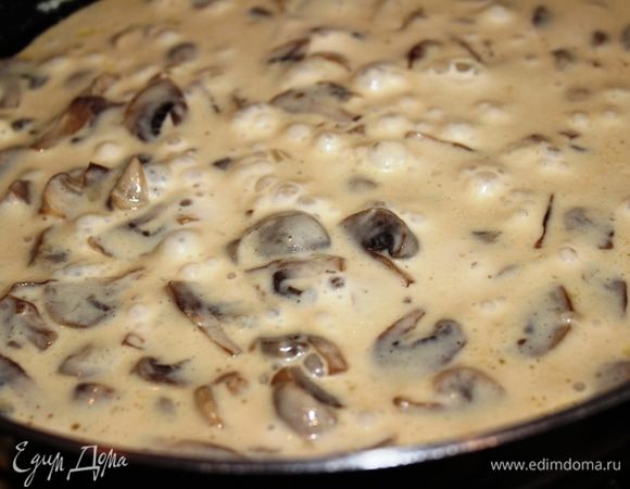 Для соуса: лук мелко нарезать и поджарить на смеси топленого и растительного масел с добавлением сахара. Грибы промыть и нарезать на продольные дольки вместе с ножками (словно делим круглый пирог на 6 частей) и добавить их к луку. Жарить на среднем огне минут 15...добавить плавленный сыр, сливки, соль и перец. Тушить еще минут 15. Сыр Пармезан натереть и добавить к соусу. Все перемешать, накрыть крышкой и снять с огня 