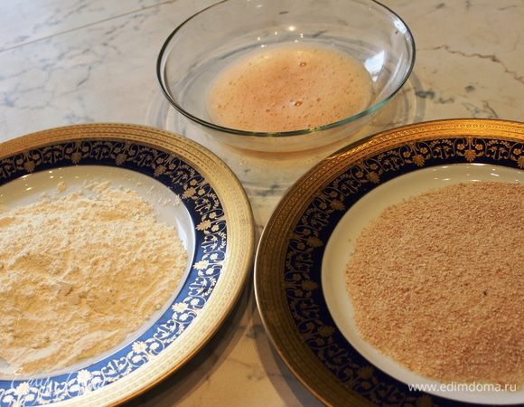 Для панировки приготовить три тарелки: мука, взбитое яйцо с солью, панировочные сухари. На сковороду налить растительное рафинированное масло и хорошенько его нагреть (масла должно быть больше, чем при обычном обжаривании, где-то наполовину высоты кусочков курицы)