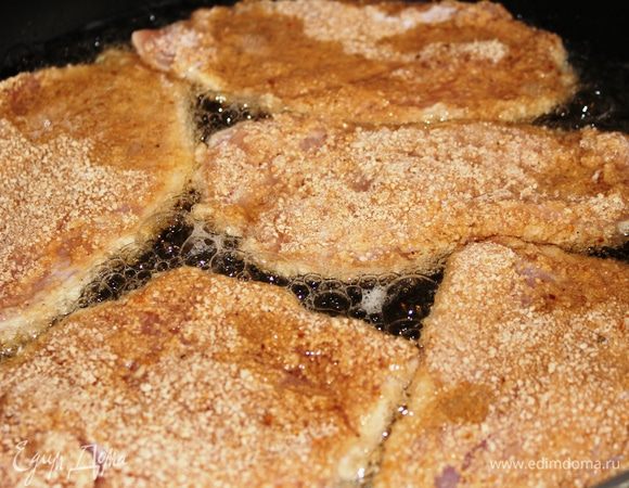 Каждый кусочек грудки обмакнуть сначала в муку с двух сторон, затем в яйцо и  обвалять в сухарях. Выложить все грудки в раскаленное масло и обжаривать с каждой стороны минут по 5-7 на среднем огне (или чуть ниже среднего). 