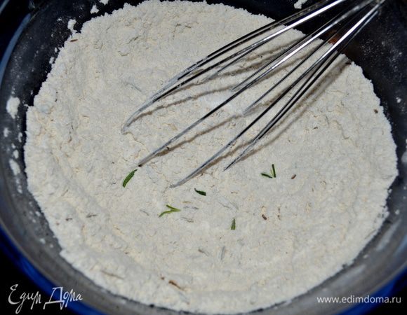 В чаше смешать муку, розмарин и соль.