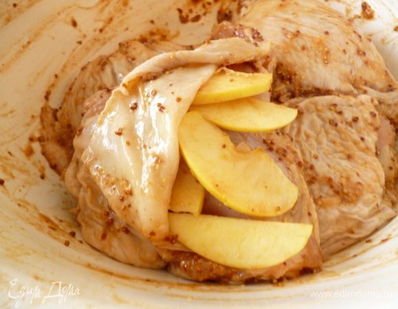 Достаем бедрышки из холодильника.Приподнимаем кожу,получается кармашек.Сначала засовываем слой яблок.