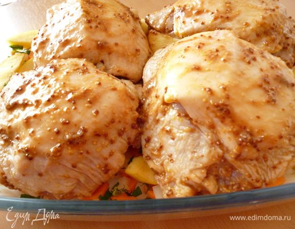 Закрываем кармашек кожицей,выкладываем бедрышки на овощи.На каждый кусок распределяем тонким слоем сметану,она придаст красивый румяный цвет. Форму закрыть крышкой и ставим запекать в духовку. Температура 160-170 градусов. Время запекания 1 час + 20 минут на нагрев формы (потому что стеклянную посуду ставим в холодную духовку). Приятного вам аппетита! 