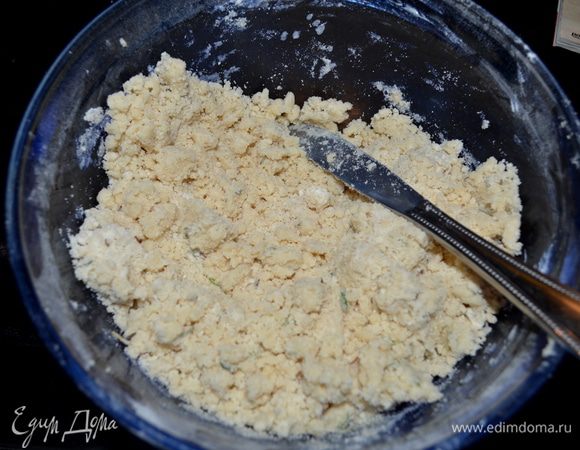 Сливочное масло взбить с сахаром на средней скорости .Как перемешается убавить скорость и добавить муку с розмарином.Смешивать до крупной крошки.