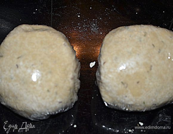 Тесто поделить на 2 части, выложить в пластиковую пленку,закрыть конвертом и положить в холодильник на 30 мин.